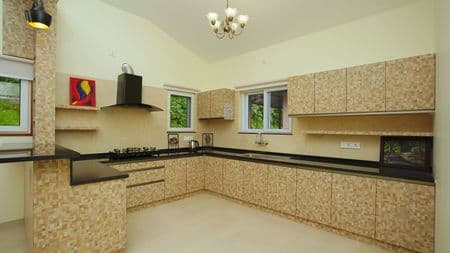 EQUIPPED OPEN KITCHEN